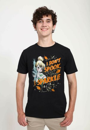 Sorte bomulds t-shirt med et grafisk design af en fe, græskar og teksten: "JEG FORGYLDAR, JEG GLIMMER" i orange og grøn.