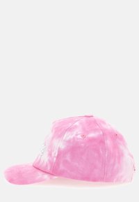 Gorra de tie-dye rosa con visera curvada, textura de tela y detalle de logotipo bordado en la parte frontal. Presenta agujeros de ventilación en la parte trasera.