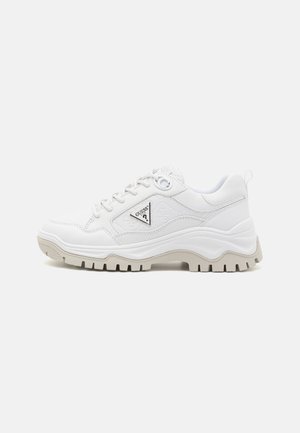 Scarpe sportive bianche con una tomaia in pelle texturizzata, una suola in gomma spessa e un accento con logo triangolare sul lato. Con lacci incorporati.