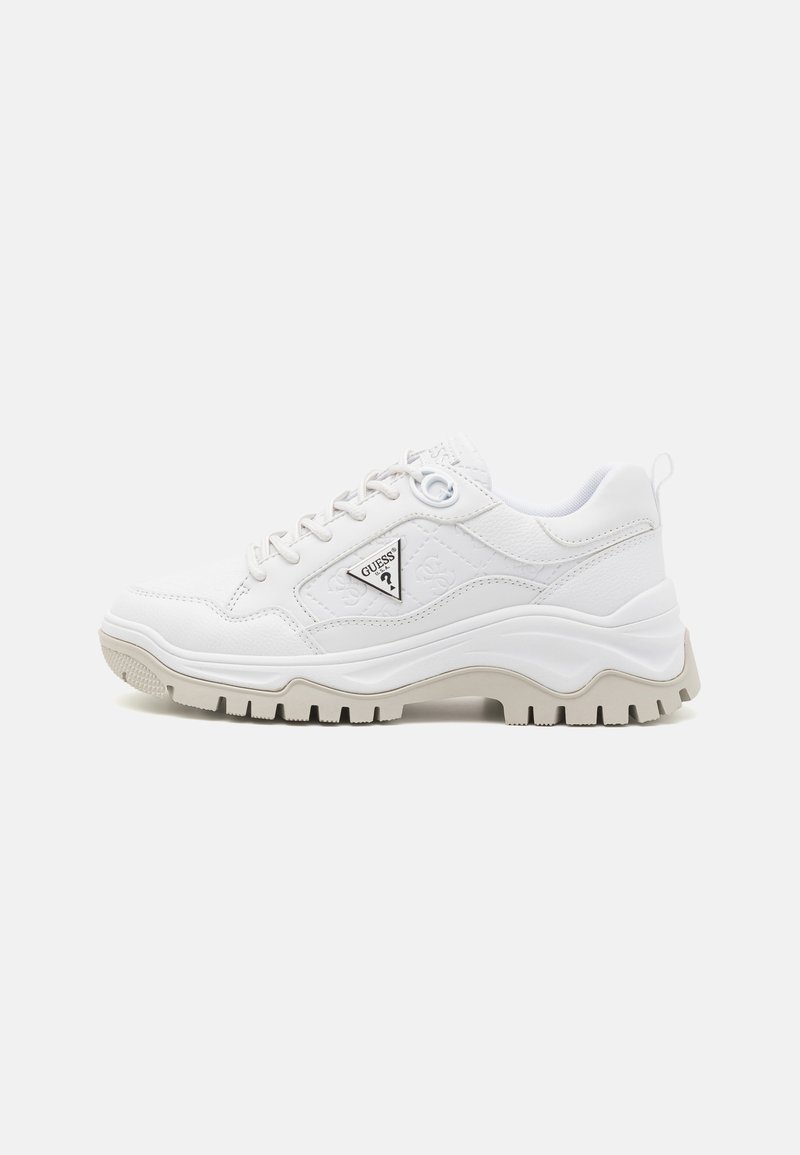 Scarpe sportive bianche con una tomaia in pelle texturizzata, una suola in gomma spessa e un accento con logo triangolare sul lato. Con lacci incorporati.