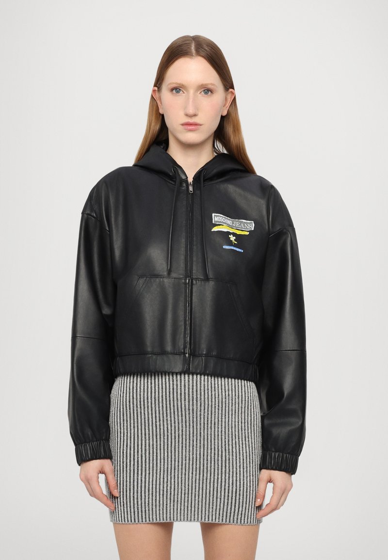 Schwarze, kurze Lederjacke mit Kapuze, mit einem Reißverschluss und besticktem Logo-Detail. Glatte Oberfläche und lässiger Schnitt.