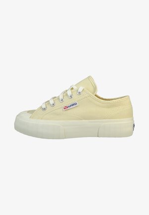 Beige Leinensneaker mit runder Zehenpartie, weißer Gummisohle, metallischen Ösen und Schnürdesign. Verfügt über ein Markenlogo an der Seite.