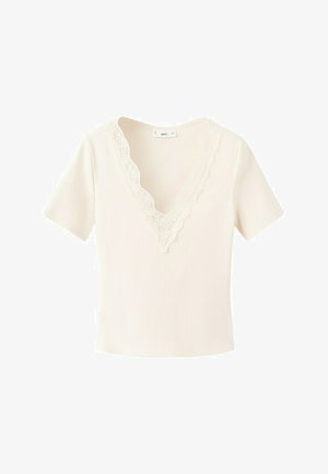 Krémový krátky rukáv so žebrovanou textúrou a vlnkovanou čipkovou bordúrou pozdĺž hlbokého výstrihu do V.
