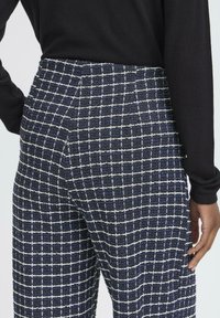 ICHI KATE CLOULE  - Kalhoty - patriot blue check