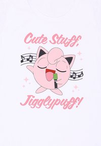 Hvid T-shirt med et rosa Jigglypuff-graphic, der holder en mikrofon, musiknoter og teksten "Søde sager, Jigglypuff!" i rosa.