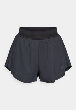 Melni sporta šorti ar mīkstu elastīgu jostasvīru, brīvu piegriezumu, nelieliem krokām sānos un mazu logo apakšējā priekšpusē.