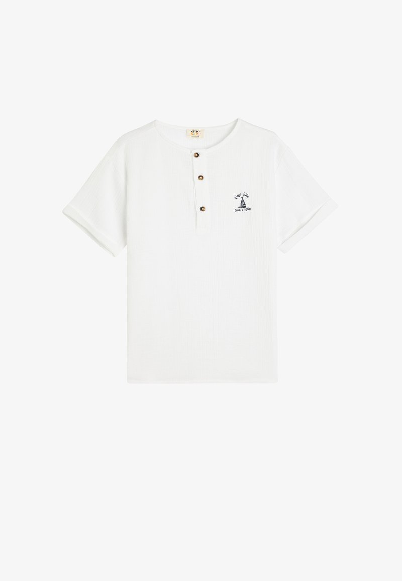 Hvid kortærmet t-shirt lavet af tekstureret stof med tre knapper ved halsudskæringen og et lille trykt logo på brystet.