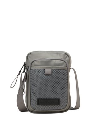 Petit sac bandoulière gris compact avec poche avant en mesh, fermetures éclair et bandoulière réglable.