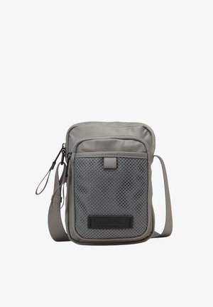 Petit sac bandoulière gris compact avec poche avant en mesh, fermetures éclair et bandoulière réglable.
