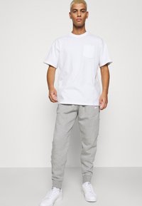 Nike Sportswear TEE POCKET - Pamata T-krekls - white