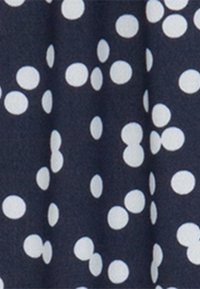 Tessuto blu navy con pois bianchi di diverse dimensioni distribuiti in modo irregolare, con una superficie liscia, adatto per abbigliamento o accessori.