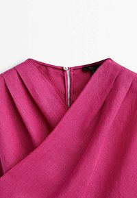 Robe en lin fuchsia avec un décolleté en V, détail plissé et fermeture par boutons à l'arrière. Texture lisse et design drapé.
