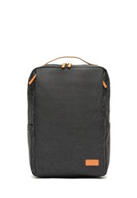 Mochila de tela gris con un diseño minimalista, acentos de cuero naranja, cierre con doble cremallera y un bolsillo frontal.