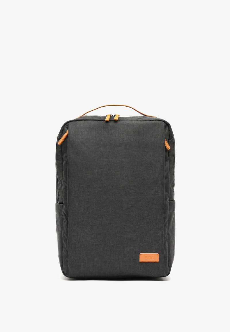 Hall riidest seljakott, millel on minimalistlik disain, oranž nahkdetailid, kahekordne tõmbluku sulgemine ja eesmine tasku.