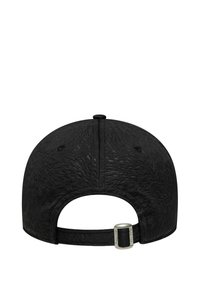 Schwarzcap mit strukturierten Oberflächen, mit einem gebogenen Schirm und verstellbarem Riemen hinten. Keine Logos oder zusätzlichen Farben sichtbar.