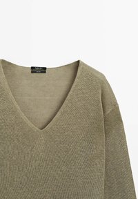 Olivengrüner gestrickter Pullover mit V-Ausschnitt, aus strukturiertem Stoff und mit überschnittenen Schultern, gekennzeichnet mit "Massimo Dutti."