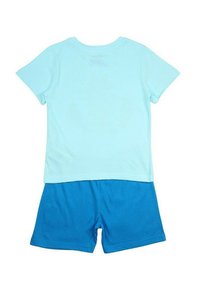 Chemise bleu clair à manches courtes et col rond, associée à un short bleu. Les deux sont en tissu doux et respirant. Pas de motifs ni d'accents visibles.