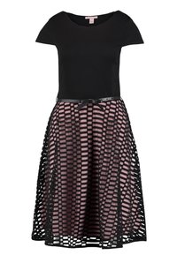 Svart topp med korta  ärmar övergår till en rosa och svart mönstrad kjol med ett rutmönster och ett svart bälte i midjan.