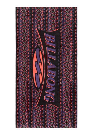 Serviette de plage avec des motifs géométriques diagonaux rouges et violets et un grand logo "Billabong" en violet et rouge au centre.