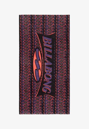 Strandlaken met diagonale rode en paarse geometrische patronen en een groot "Billabong"-logo in paars en rood dwars over het midden.