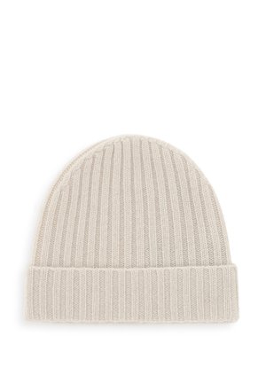 Bonnet crème en maille côtelée avec un large revers, présenté sur un fond blanc.