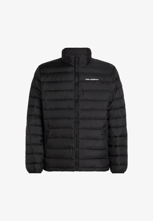 Melna pūka jaka ar augstu apkakli, quilted dizainu, priekšējo rāvējslēdzēju un balto logotipu uz krūtīm. Divas sānu kabatas. Gluda tekstūra.