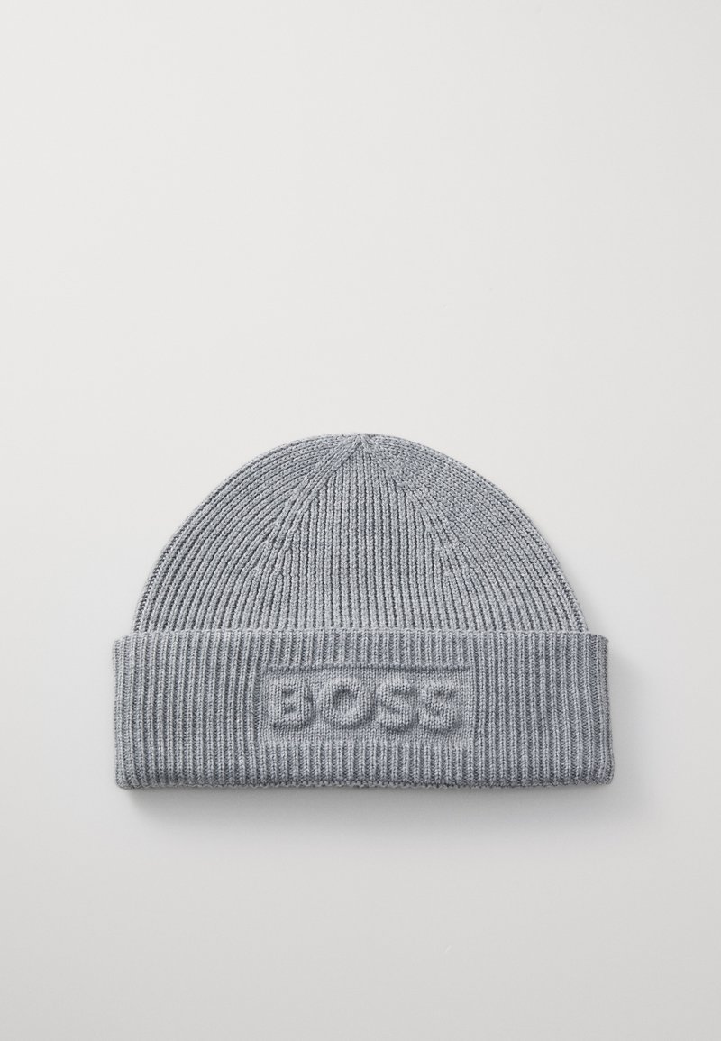 Pilkos megztos kepurės su kanalais tekstūra ir sulenkta kraštu, kuriame iškaltas "BOSS" logotipas priekyje.