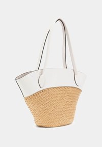 Borsa tote in paglia intrecciata color nocciola con parte superiore e manici in pelle bianca, caratterizzata da una superficie liscia e una forma arrotondada, con dettagli in cucitura nera.