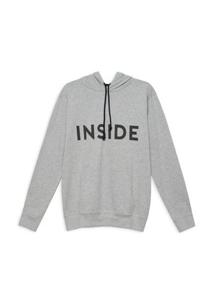 Sudadera con capucha gris, con un bolsillo tipo canguro en el frente, que presenta la palabra "INSIDE" en letras negras en negrita. Cierre con cordones en la capucha.