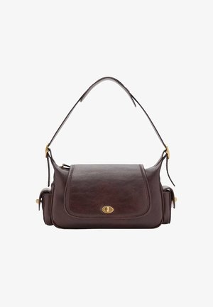 Bolso de hombro de cuero marrón con solapa. Presenta herrajes dorados, una forma estructurada y bolsillos laterales para mayor funcionalidad.