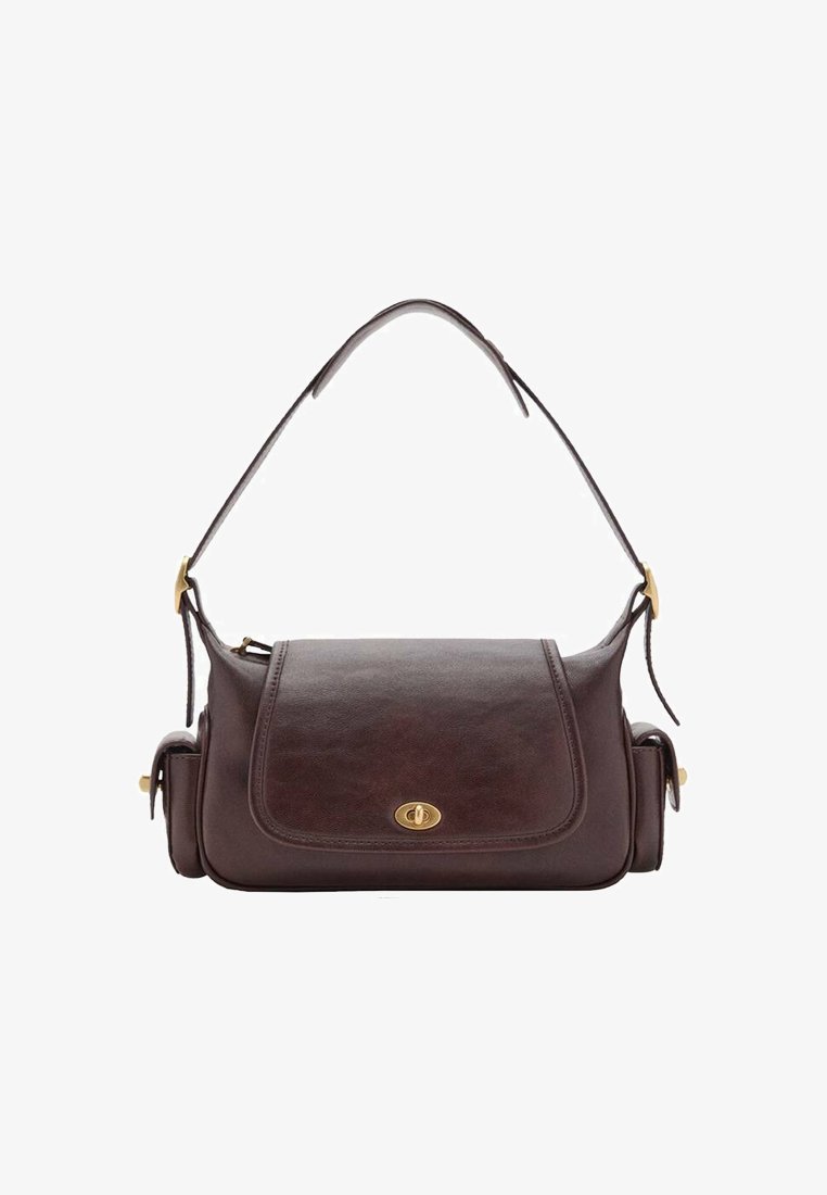 Bolso de hombro de cuero marrón con solapa. Presenta herrajes dorados, una forma estructurada y bolsillos laterales para mayor funcionalidad.