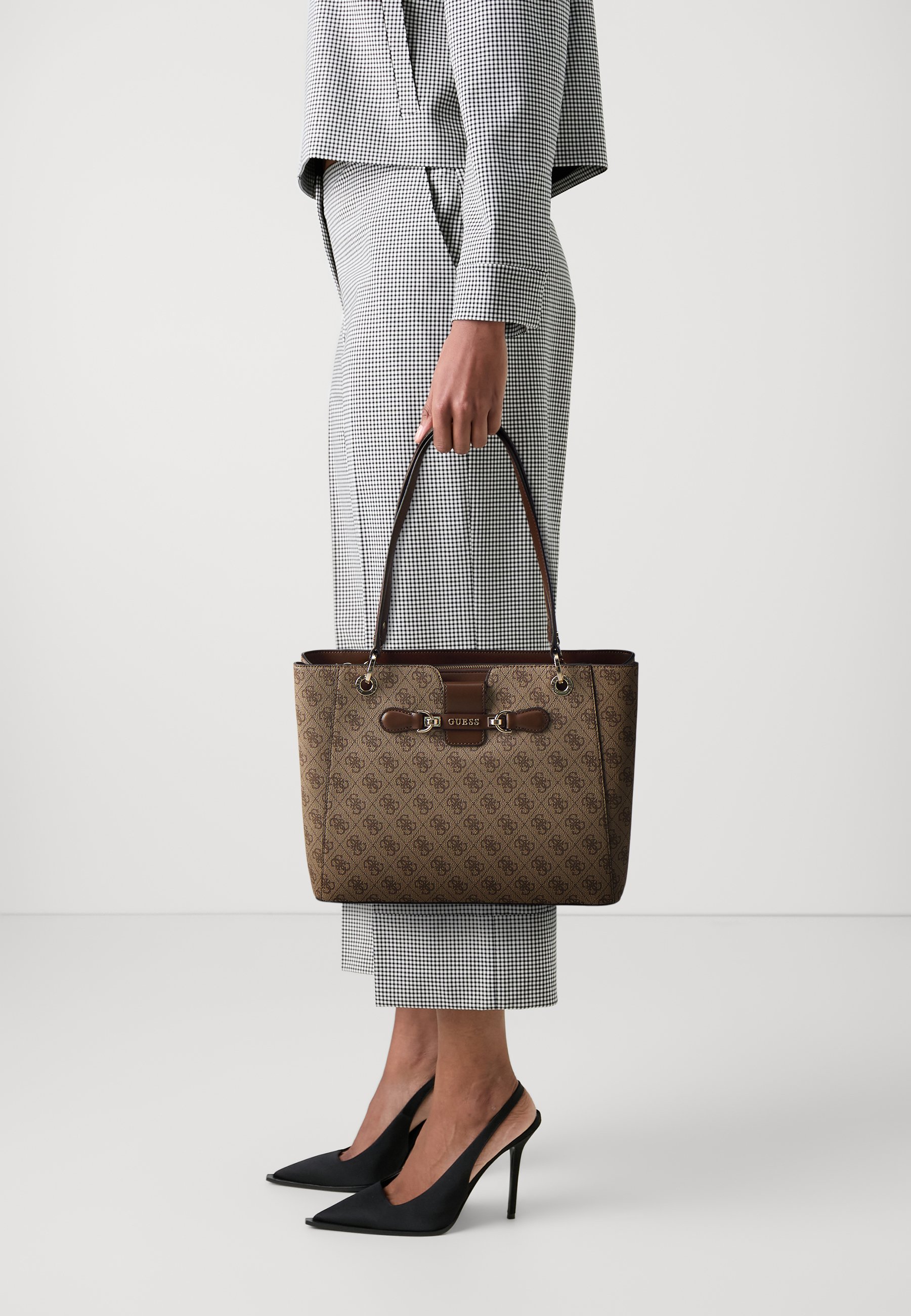 Guess NOLANA NOEL TOTE H ndtasker Latte brown brun Zalando dk Guess NOLANA NOEL TOTE H ndtasker Latte brown brun Zalando dk