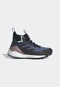 Scarpe da trail alte da uomo in nero e blu scuro, con una parte superiore in rete leggera, intersuola bianca imbottita e suola in gomma robusta.