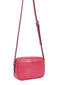 Kleine rechthoekige roze crossbody tas met krokodillenstructuur en verstelbare schouderriem op een witte achtergrond.