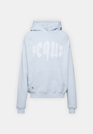 Lichtblauwe hoodie van zacht materiaal, met grote witte graphic tekst, kangoeroezak en geribbelde manchetten.