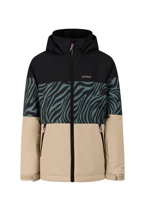 Jong persoon draagt een zwarte en beige zebraprint skipak met beige wanten, een roze muts en zwarte skibril op het hoofd.