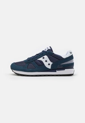 Granatowe sneakersy sportowe z panelami z siateczki i zamszu, z białymi akcentami, okrągłymi sznurówkami i teksturowaną gumową podeszwą. Widoczny detal logo z boku.