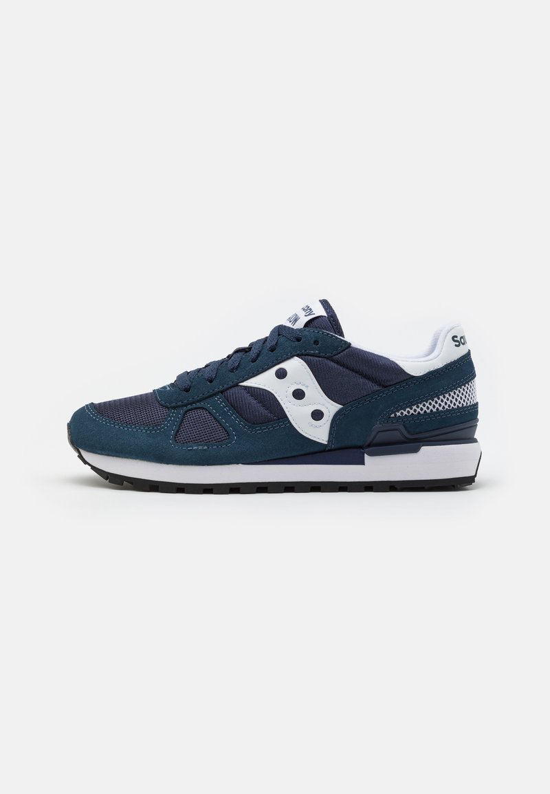 Sneakers sportivi blu navy con pannelli in rete e suede, accenti bianchi, lacci rotondi e suola in gomma texturizzata. Dettaglio del logo laterale visibile.