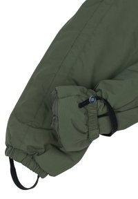 Tamsiai žalia, izoliuota striukės rankovė su elastinga rankogaliu, raišteliu ir sagos detale. Lygus tekstūra ir funkcionalus dizainas šilumai palaikyti.