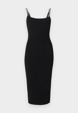 Robe midi noire côtelée avec bretelles à maillons et silhouette ajustée sur fond blanc uni.