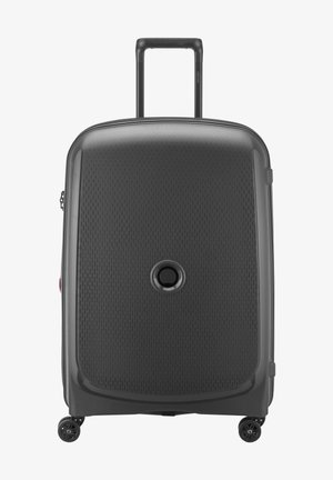 Valigia rigida nera con superficie texturizzata, dotata di manico telescopico e quattro ruote girevoli per una facile manovrabilità.