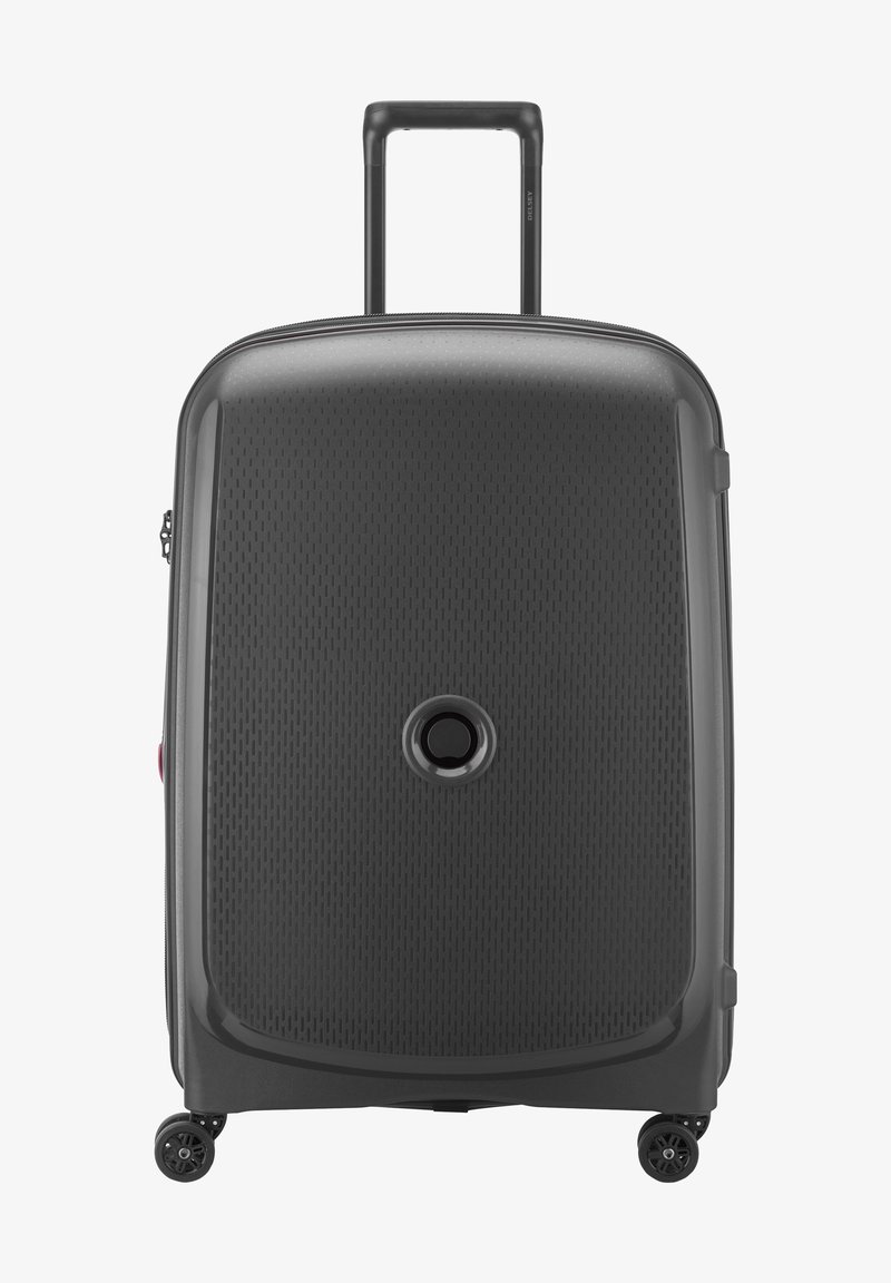 Valigia rigida nera con superficie texturizzata, dotata di manico telescopico e quattro ruote girevoli per una facile manovrabilità.