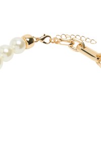Bransoletka łańcuszkowa w złotym kolorze z okrągłymi białymi perłami, z zapięciem typu homar oraz regulowanym łańcuszkiem umożliwiającym dopasowanie rozmiaru.