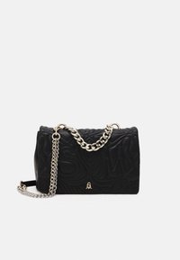 Bolso de mano de cuero negro con patrón estampado, correa de cadena plateada, forma rectangular estructurada y detalle de logo en la parte frontal.
