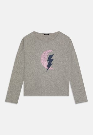 Szara koszulka z długim rękawem i okrągłym dekoltem, z przodu z różowo-granatowym wzorem w błyskawicę i półksiężyc z cekinów.