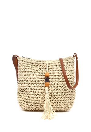 Beige gehaakte crossbodytas met bruine leren band, decoratieve houten kralen en een kwast die aan de voorzijde in het midden hangt.