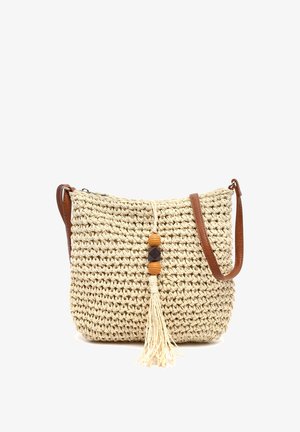 Bež kvačkana torbica čez ramo s rjavo kožnim trakom, dekorativnimi lesenimi kroglicami in resico, ki visi spredaj na sredini.