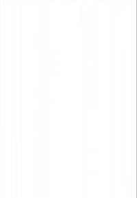 Zwei Frauen sitzen auf dem Gras in der Nähe eines Teichs, eine hält ein Buch, die andere lächelt, mit einem unscharfen grünen Hintergrund aus Bäumen.