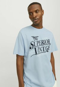 Jack & Jones PREMIUM RUNDHALS - Majica kratkih rukava s printom - cerulean
