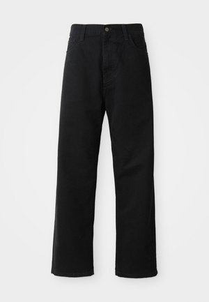 Pantalones de mezclilla negros con corte recto, con bolsillos frontales, cremallera y un solo botón en la parte superior. Tejido texturizado con un acabado mate.